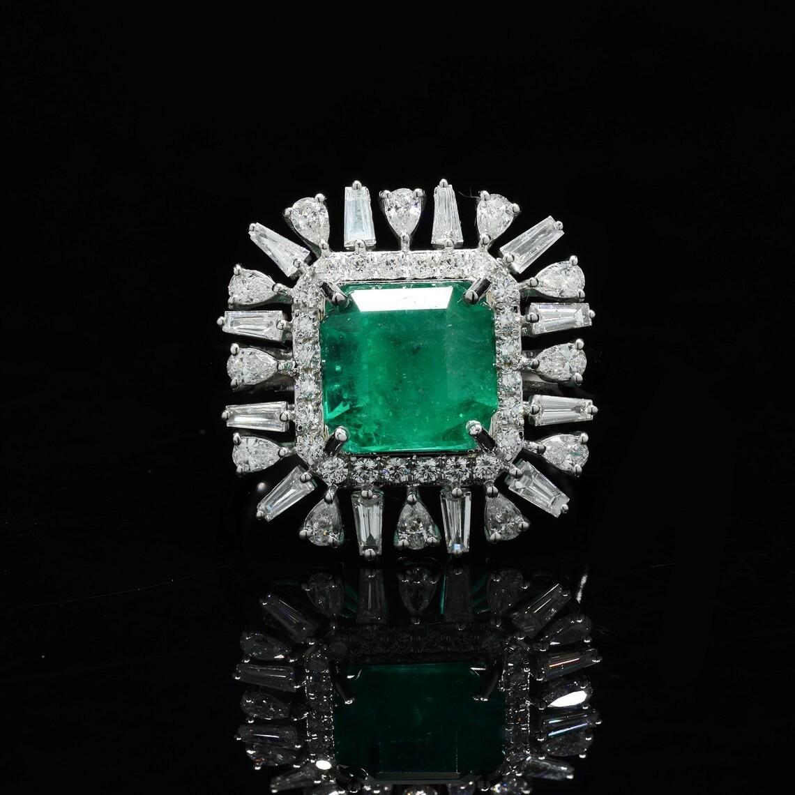 Meghna Jewels Anillo de oro blanco de 18 quilates con diamante esmeralda de 2,64 quilates Contemporáneo en venta