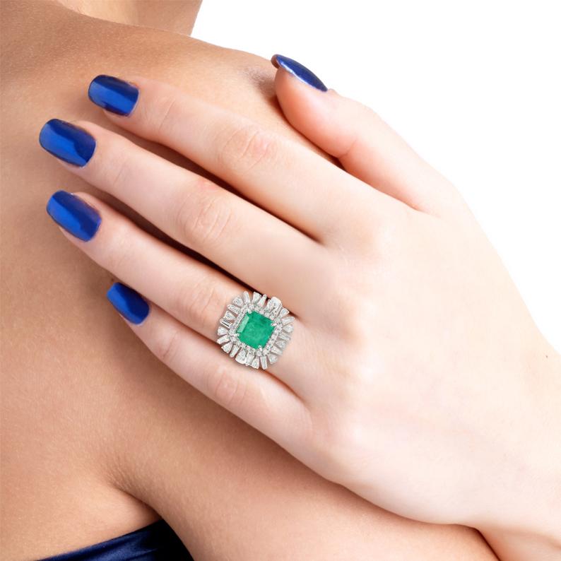 Este impresionante anillo ha sido meticulosamente elaborado en oro de 18 quilates. Está engastada a mano con una esmeralda de 2,64 quilates e iluminada con 0,95 quilates de brillantes diamantes. 

El anillo es de la talla 6.5 y puede cambiarse a una