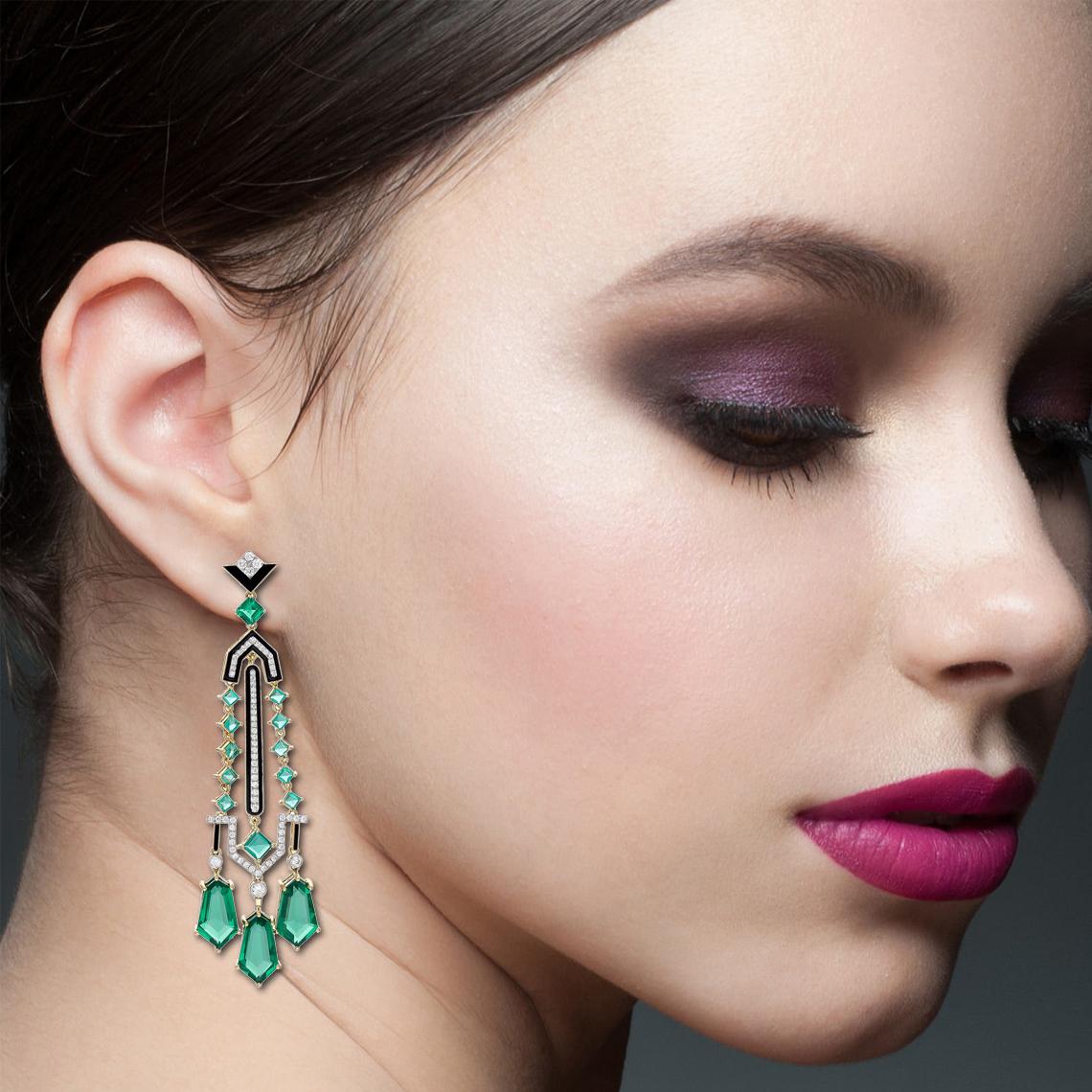 Diese exquisiten Ohrringe sind handgefertigt aus 14-karätigem Gold, 27,16 Karat Smaragd und mit 1,42 Karat funkelnden Diamanten besetzt. 

FOLLOW MEGHNA JEWELS Storefront, um die neueste Collection'S und exklusive Stücke zu sehen. Meghna Jewels ist