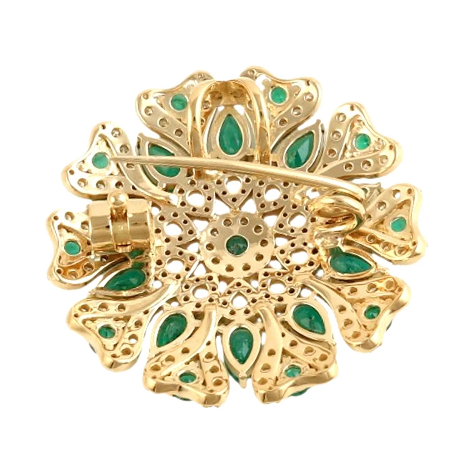 Meghna Jewels Broche colgante corazón de oro de 14 quilates con diamante esmeralda de 2,94 quilates Moderno en venta