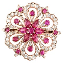 Meghna Jewels, broche pendentif à fleurs en or 14 carats, diamants et rubis de 2,94 carats