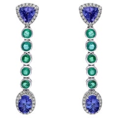 Meghna Jewels Ohrringe aus 18 Karat Gold mit 3,20 Karat Tansanit, Smaragd und Diamant