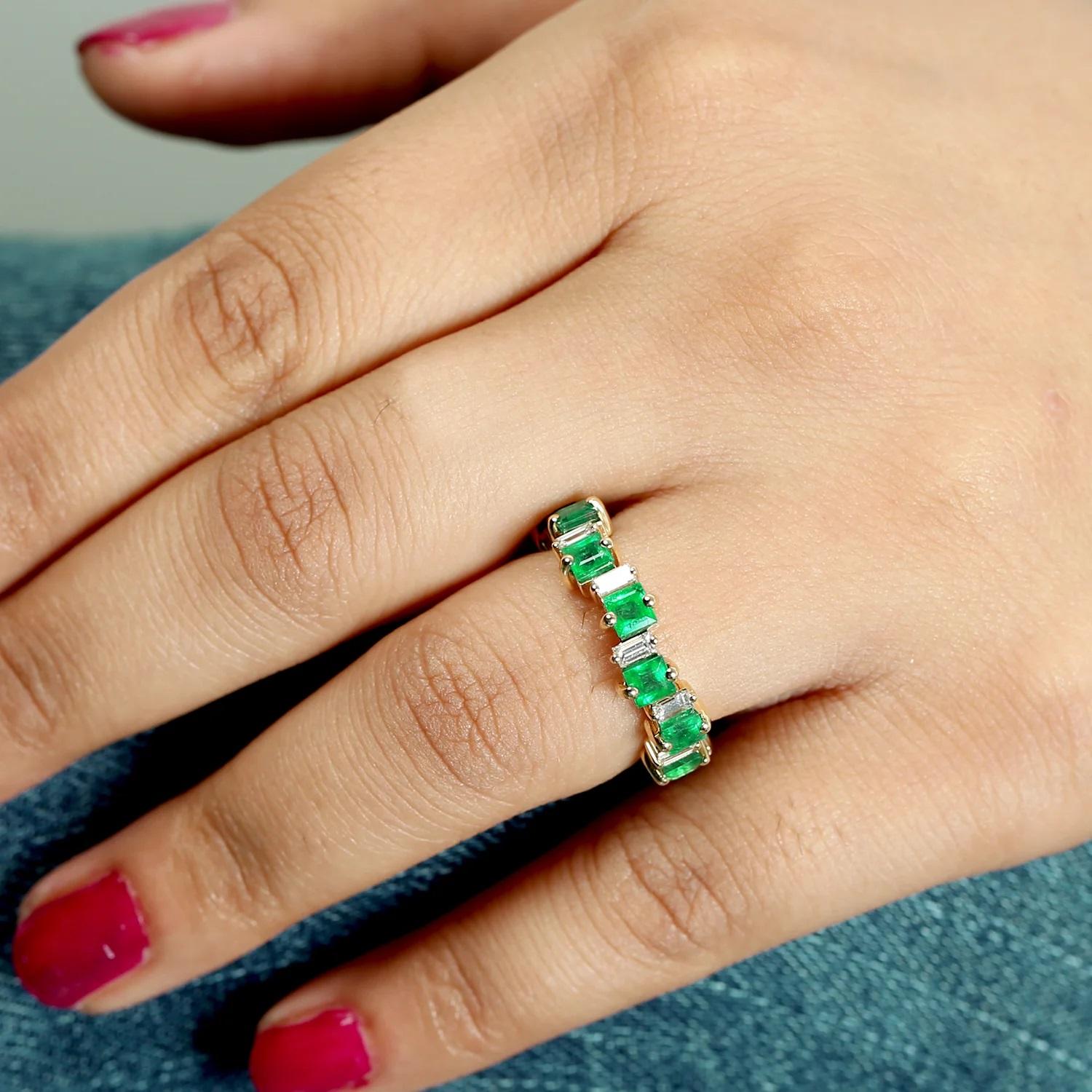 Modern Meghna Jewels 3.36 Carats Emerald Diamond 14 Karat Gold Band Ring For Sale