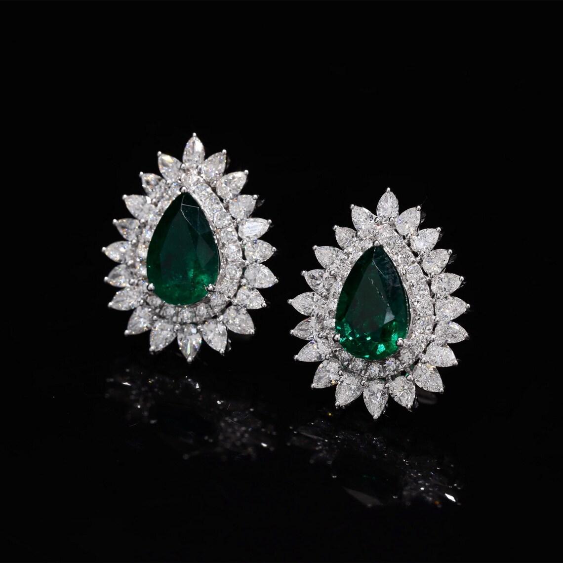 Fundidos en oro de 18 quilates, estos exquisitos pendientes están engastados con 3,62 quilates de esmeralda y 2,60 quilates de brillantes diamantes. 

SEGUIR MEGHNA JEWELS escaparate para ver la última colección y piezas exclusivas. Meghna Jewels se