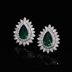 Meghna Jewels 3,62 Karat Smaragd 2,60 Karat Diamanten 18K Gold Ohrstecker