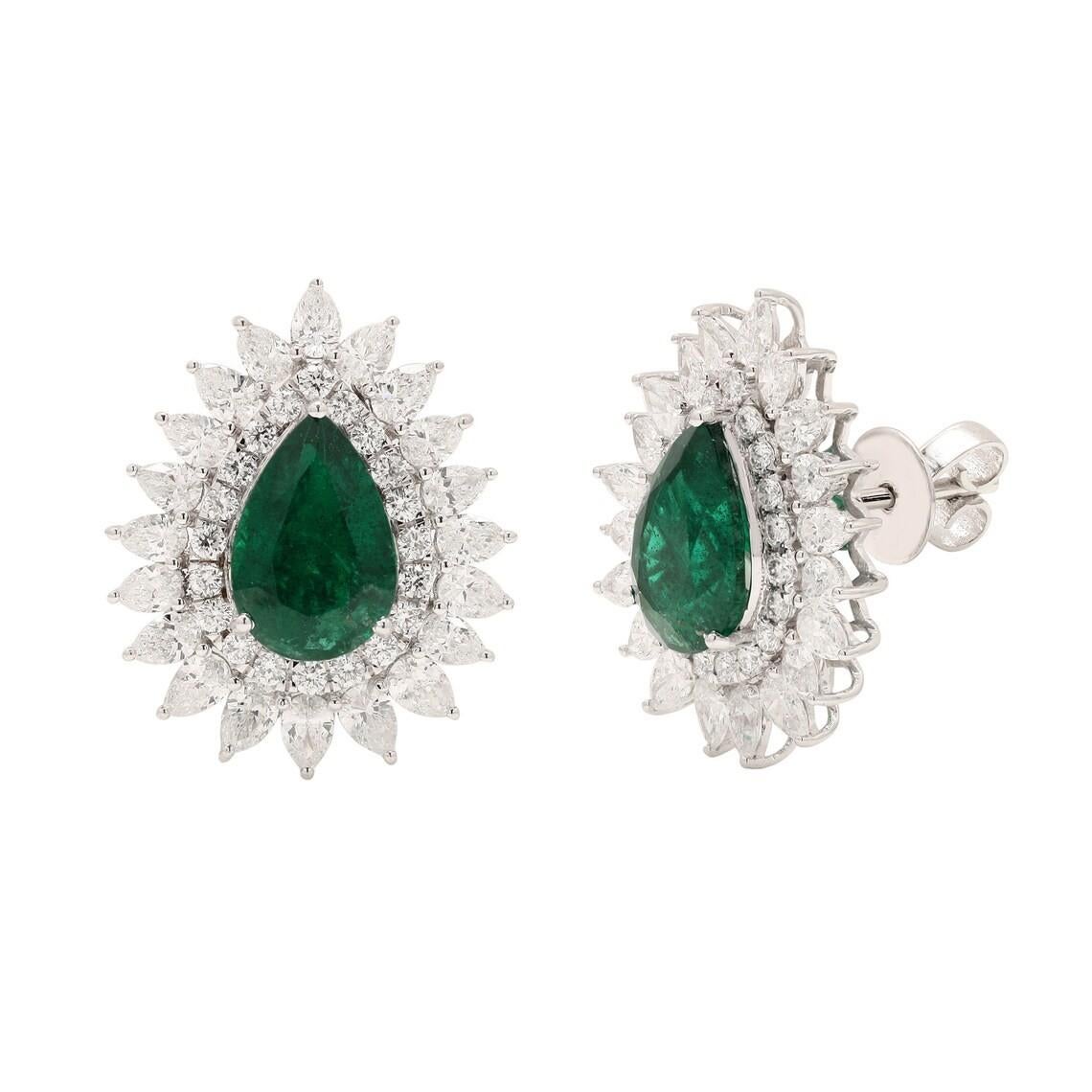 Meghna Jewels Pendientes de oro de 18 quilates con esmeralda de 3,62 quilates y diamantes de 2,60 quilates Contemporáneo en venta