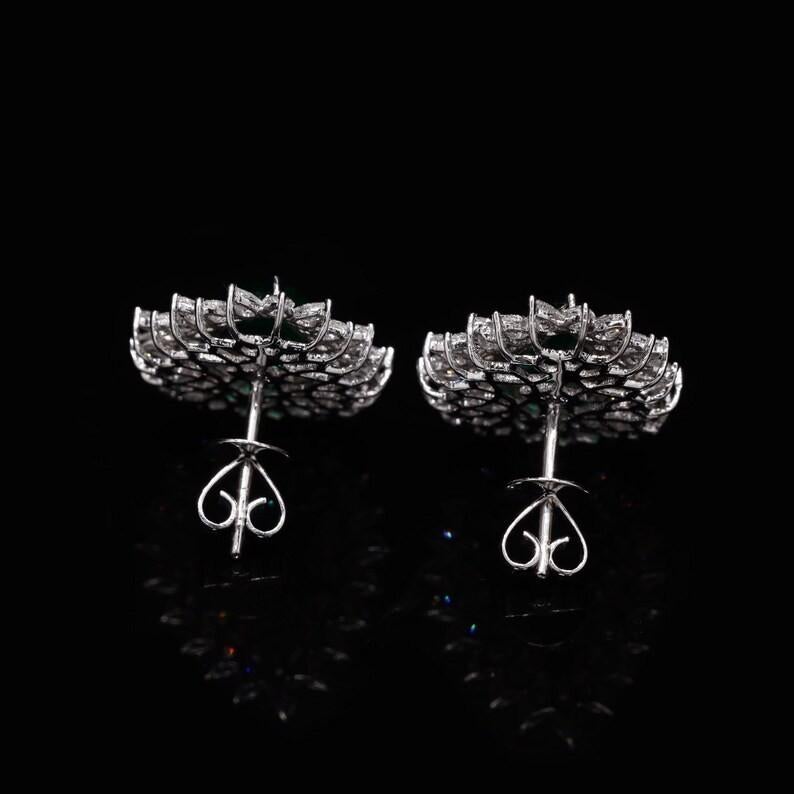 Meghna Jewels Pendientes de oro de 18 quilates con esmeralda de 3,62 quilates y diamantes de 2,60 quilates Corte pera en venta
