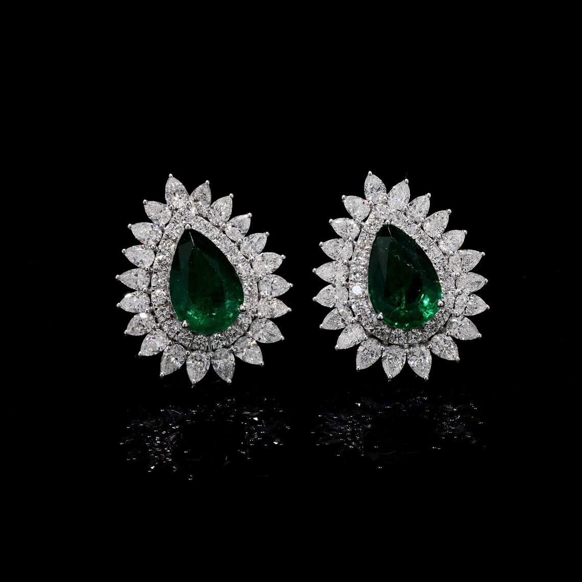Meghna Jewels Pendientes de oro de 18 quilates con esmeralda de 3,62 quilates y diamantes de 2,60 quilates en Nuevo estado para la venta en Hoffman Estate, IL