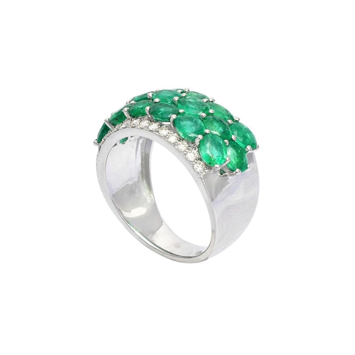 Modern Meghna Jewels 3.93 Carat Oval Cut Emerald Diamond 18 Karat Gold Ring For Sale