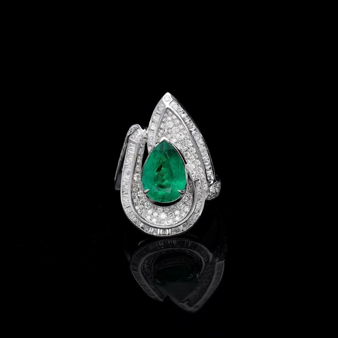 Contemporary Meghna Jewels 4.0 carats Emerald 1.55 carats Diamond 18 Karat White Gold Ring For Sale