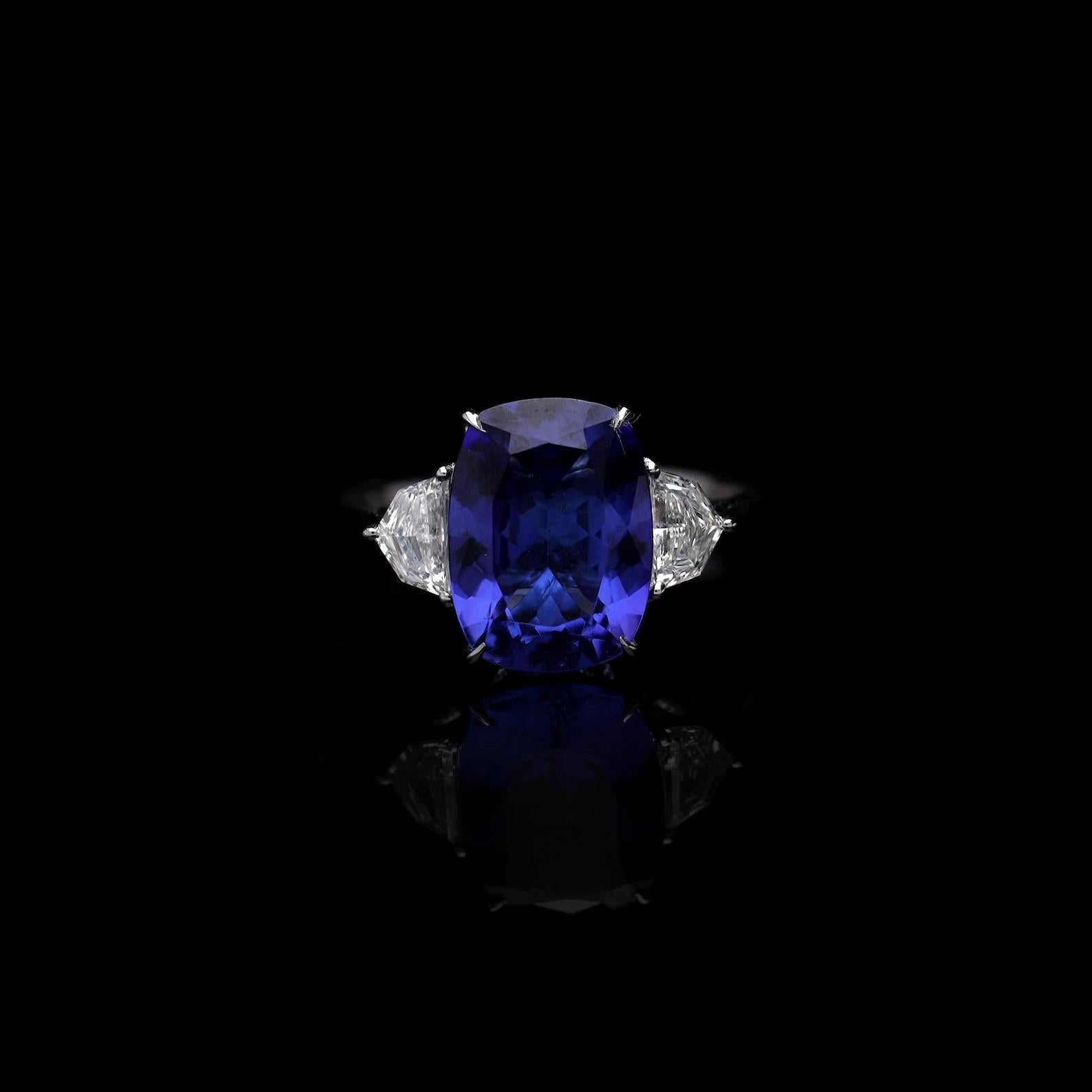 Contemporaneo MEGHNA JEWELS Anello con diamanti trapezoidali in oro bianco 18 carati con 4,51 ottagoni di tanzanite in vendita