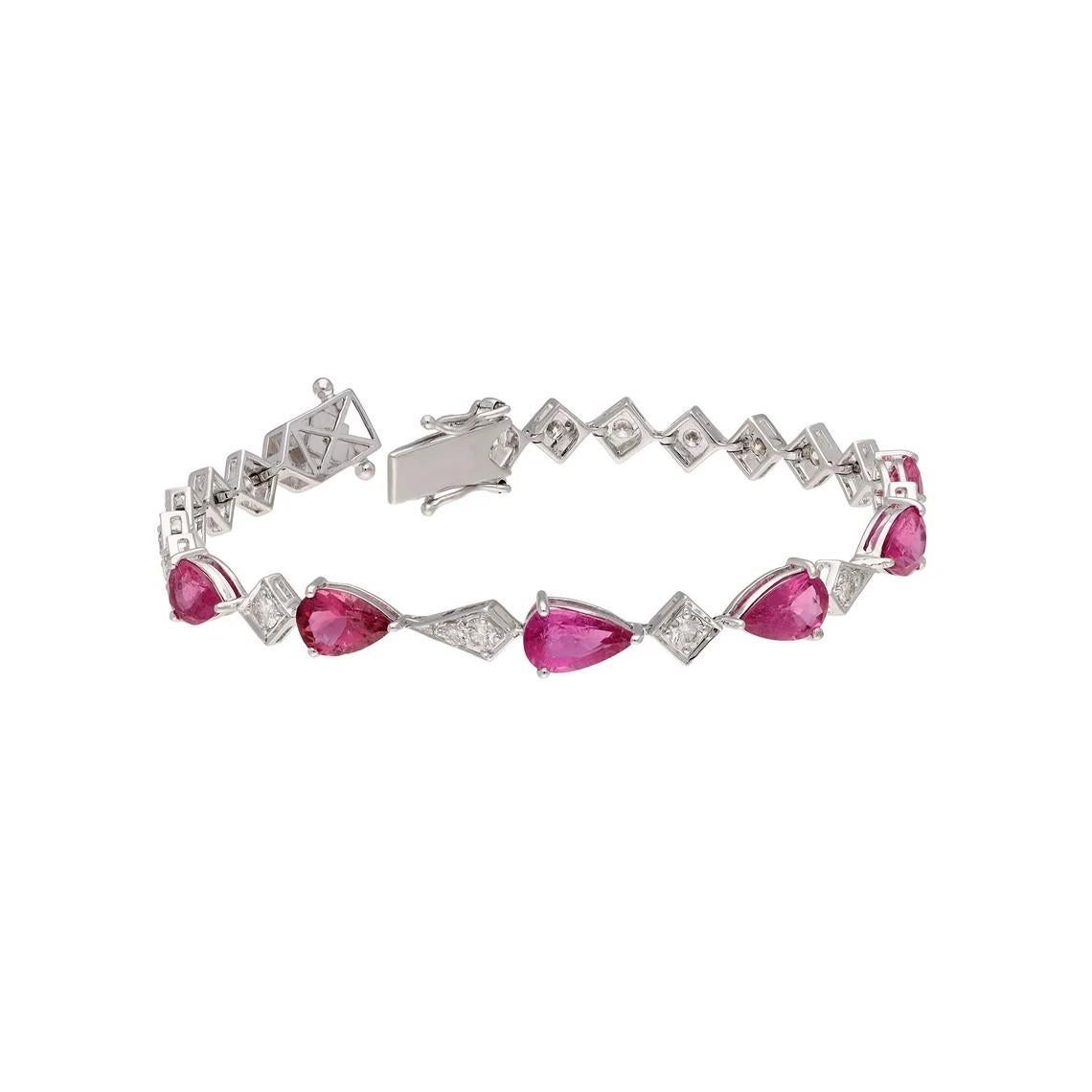 Uno splendido bracciale realizzato a mano in oro 18K. È incastonato con 4,97 carati di tormalina rosa e 1,58 carati di diamanti scintillanti.

SEGUITE la vetrina di MEGHNA JEWELS per vedere le ultime collezioni e i pezzi esclusivi.  Meghna JEWELS è