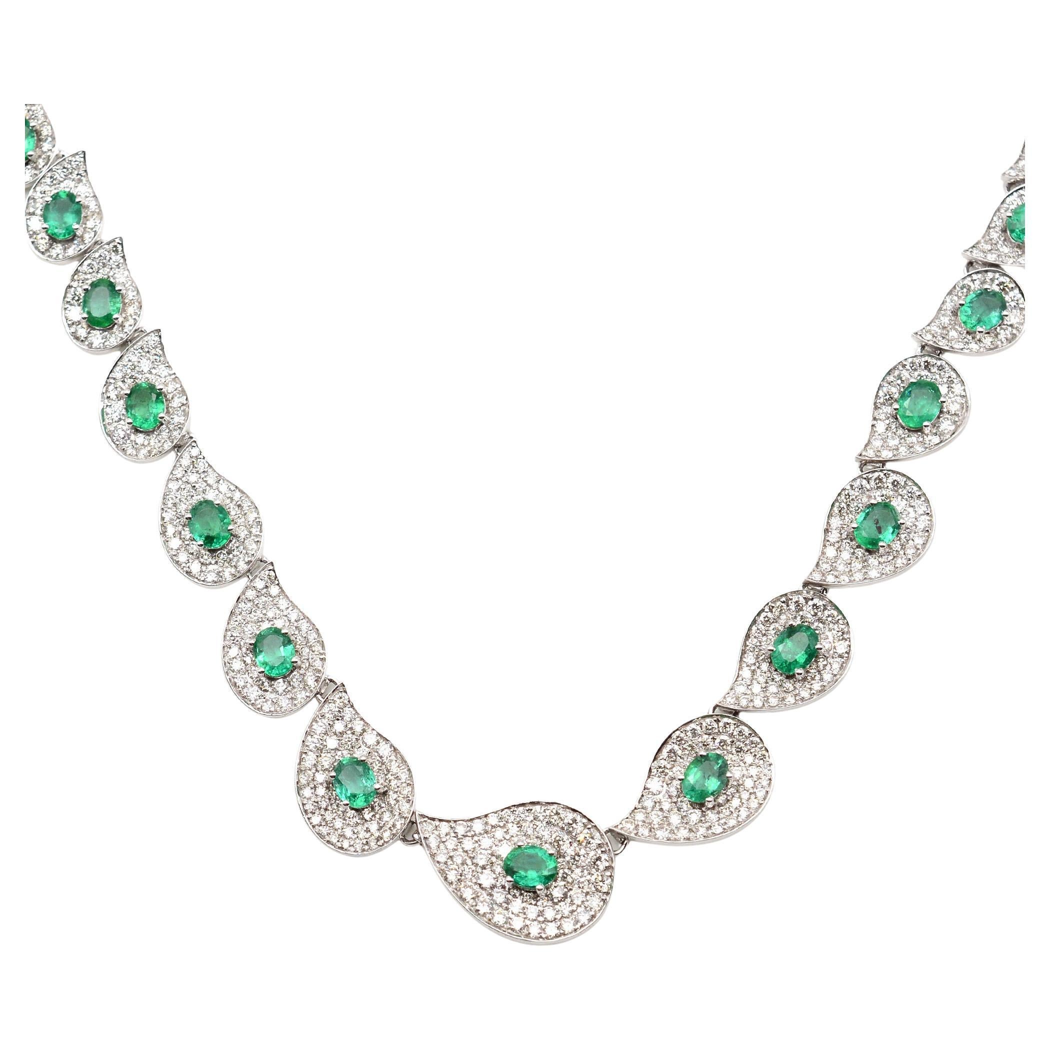 Dieses exquisite Collier aus 14-karätigem Gold ist von Hand mit 5,05 Karat Smaragd und 8,19 Karat funkelnden Diamanten besetzt. Passende Ohrringe sind Teil des Sets.

FOLLOW MEGHNA JEWELS Storefront, um die neueste Collection'S und exklusive Stücke