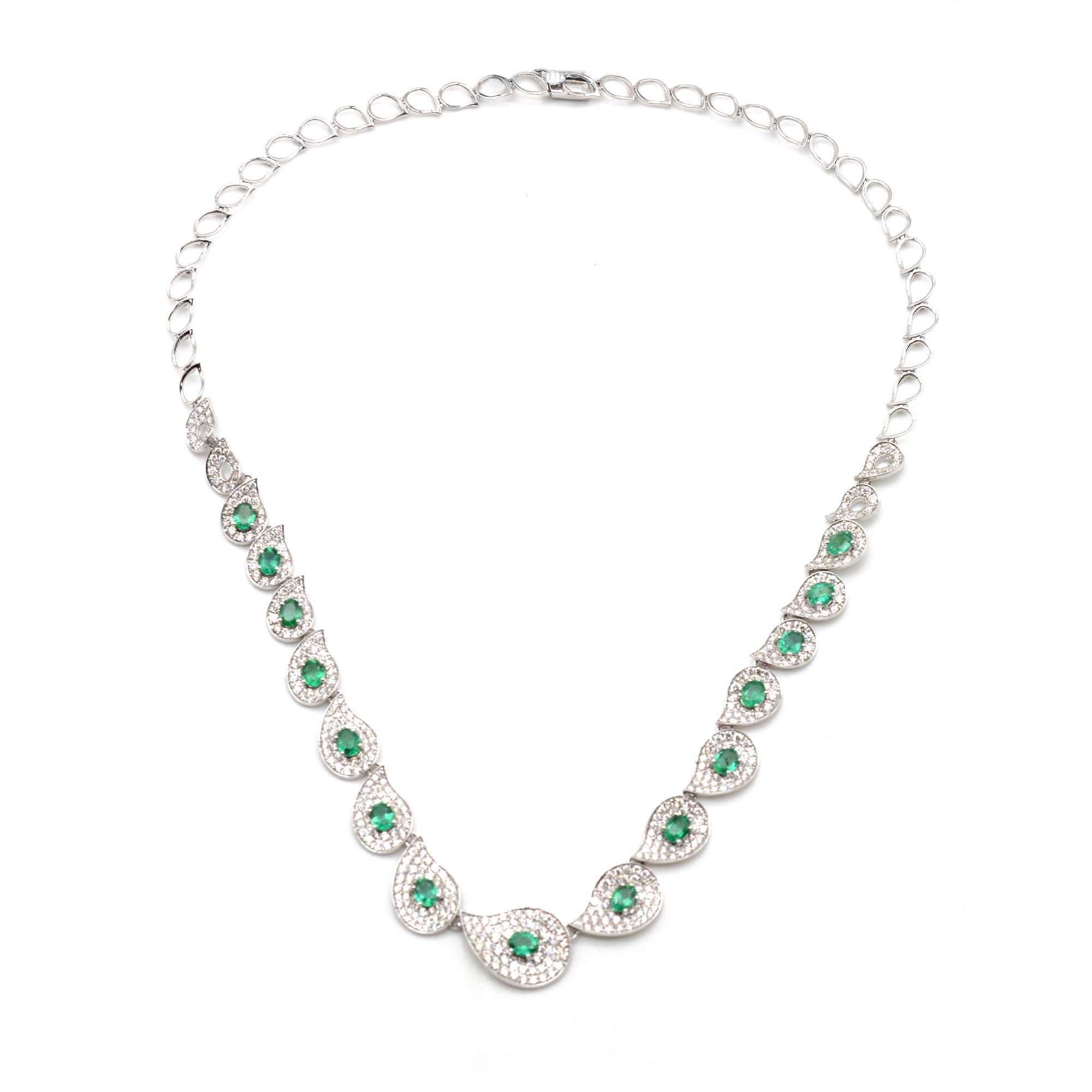 Set aus 5,05 Karat Smaragd 8,19 Karat Diamant 14 Karat Weißgold Halskette Ohrringen (Zeitgenössisch) im Angebot