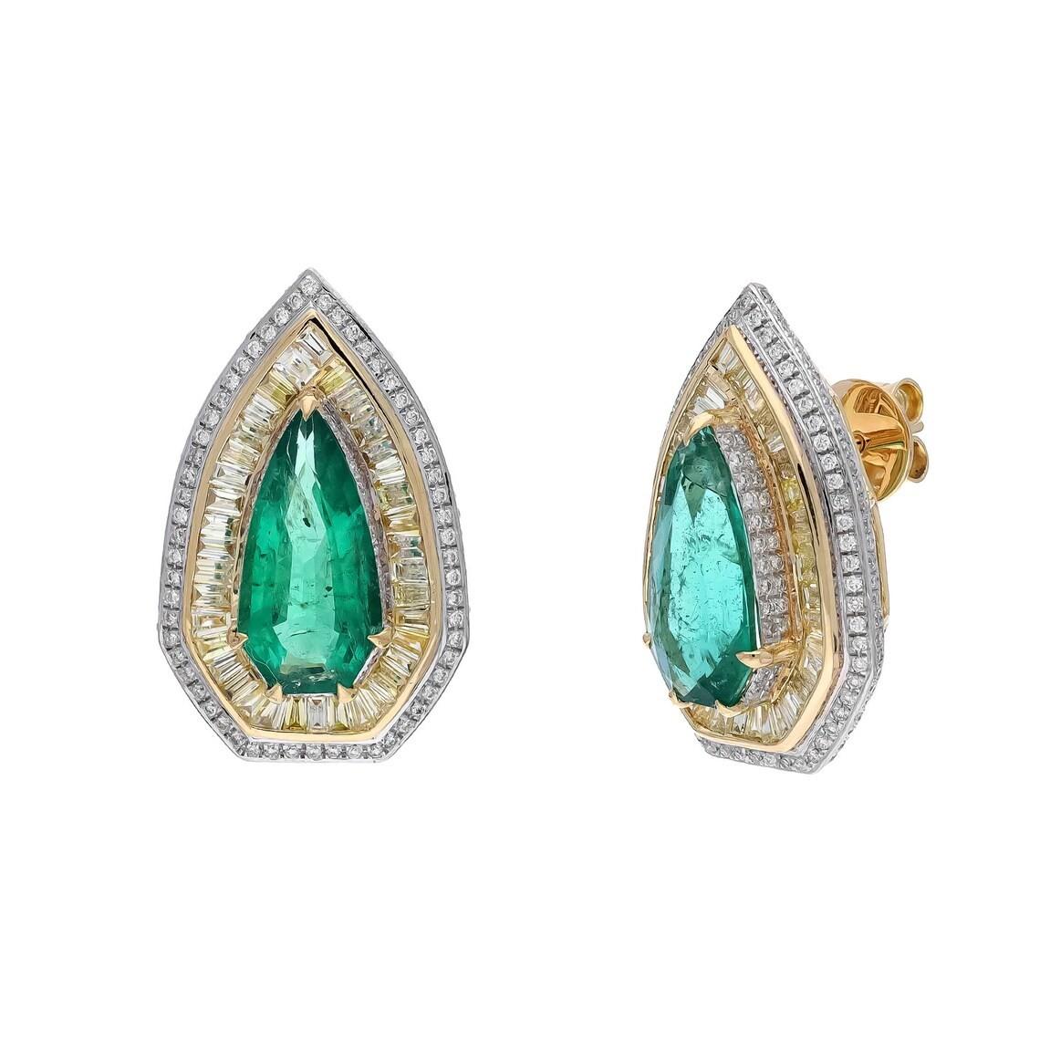 Coulées dans de l'or 18 carats, ces boucles d'oreilles exquises sont serties de 5,85 carats d'émeraudes et de 3,0 carats de diamants étincelants. 

Suivez la vitrine de MEGHNA JEWELS pour découvrir la dernière collection et les pièces exclusives.