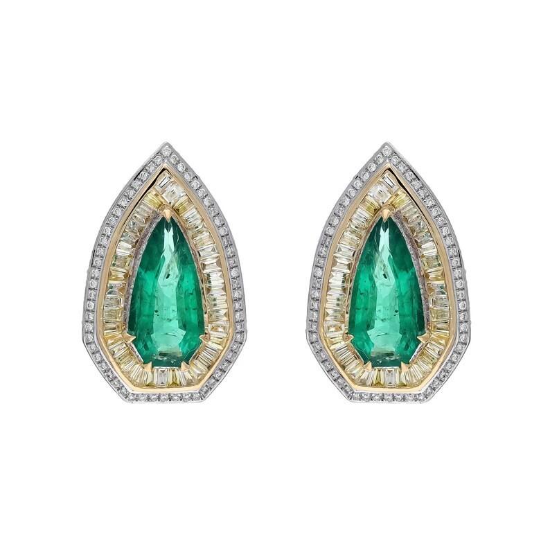 Contemporain Meghna Jewels, clous d'oreilles en or 18 carats, émeraude 5,85 carats et diamants 3,0 carats en vente