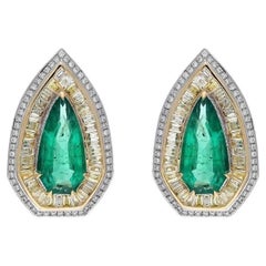 Meghna Jewels Pendientes de oro de 18 quilates con esmeralda de 5,85 quilates y diamantes de 3,0 quilates