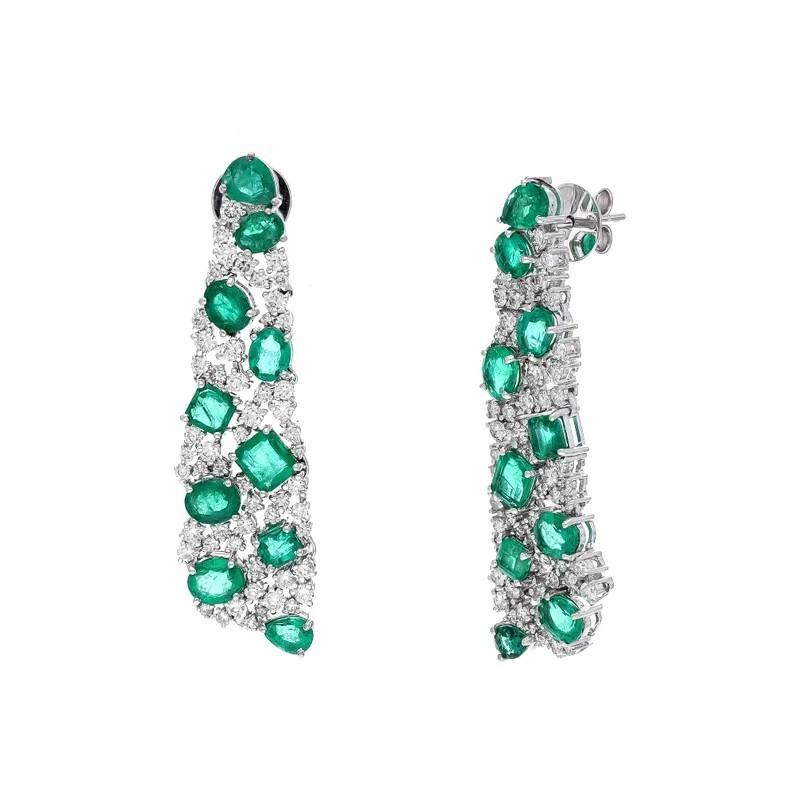 Estos exquisitos pendientes están hechos a mano en oro de 18 quilates, con una esmeralda de 5,89 quilates y engastados con 1,99 quilates de brillantes diamantes. 

SEGUIR MEGHNA JEWELS escaparate para ver la última colección y piezas exclusivas.
