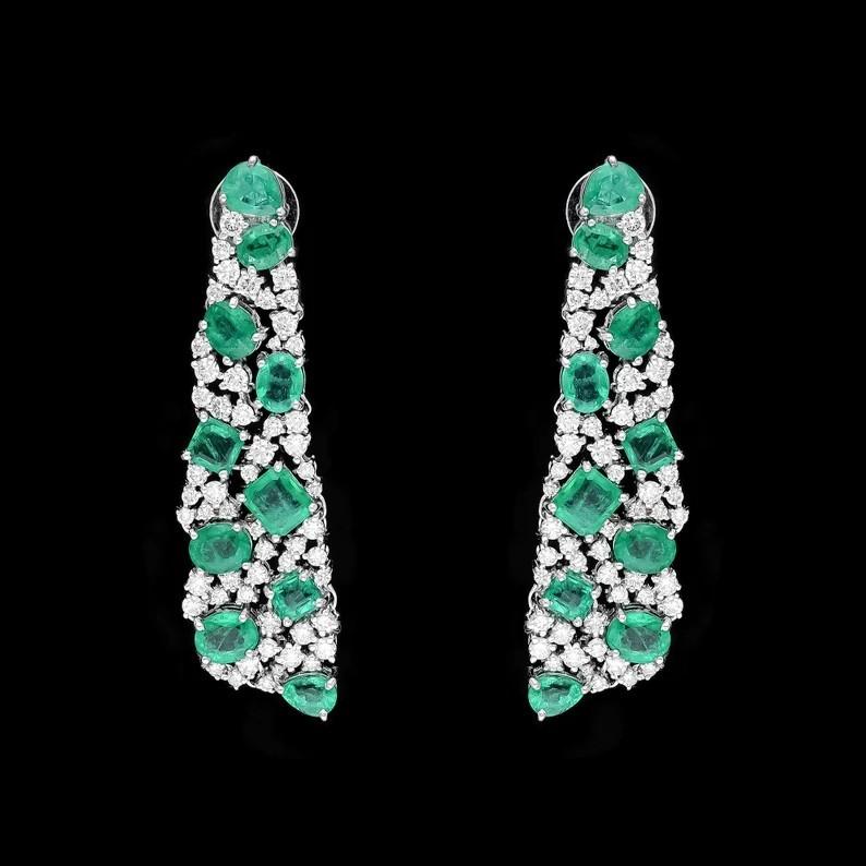 Meghna Jewels Pendientes de oro de 18 quilates con diamante esmeralda de 5,89 quilates Contemporáneo en venta