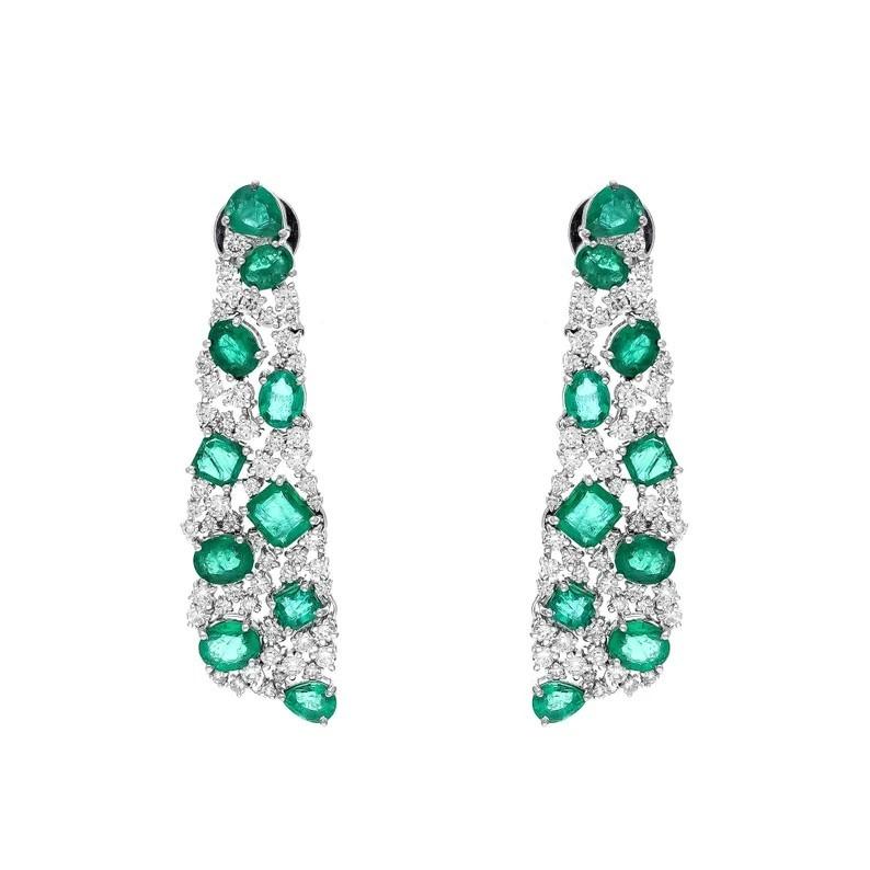 Meghna Jewels Pendientes de oro de 18 quilates con diamante esmeralda de 5,89 quilates Corte mixto en venta