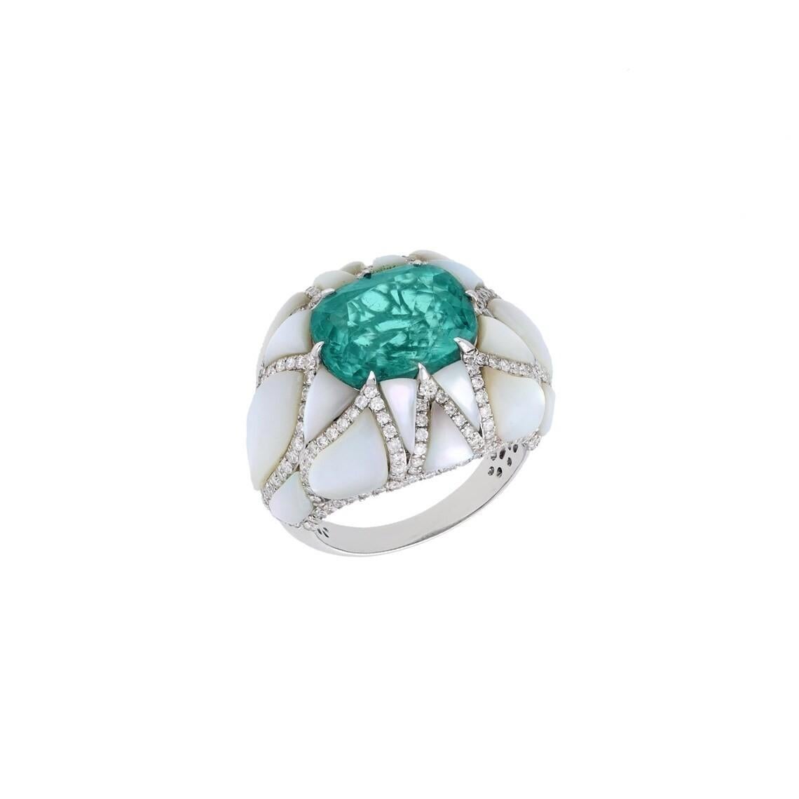 Dieser exquisite Ring aus 18-karätigem Gold, der die Essenz der Gezeiten des Ozeans einfängt, ist mit einem 6,29-karätigen Smaragd, 7,81 Karat Perlmutt und 1,13 Karat funkelnden Diamanten besetzt.

FOLLOW MEGHNA JEWELS Storefront, um die neueste
