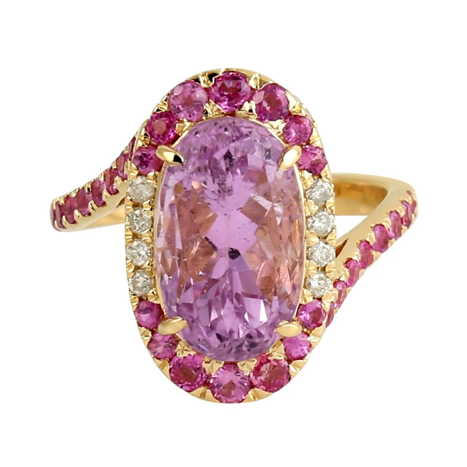 Modern Meghna Jewels 6.39 Carats Kunzite Diamond 18 Karat Gold Ring For Sale