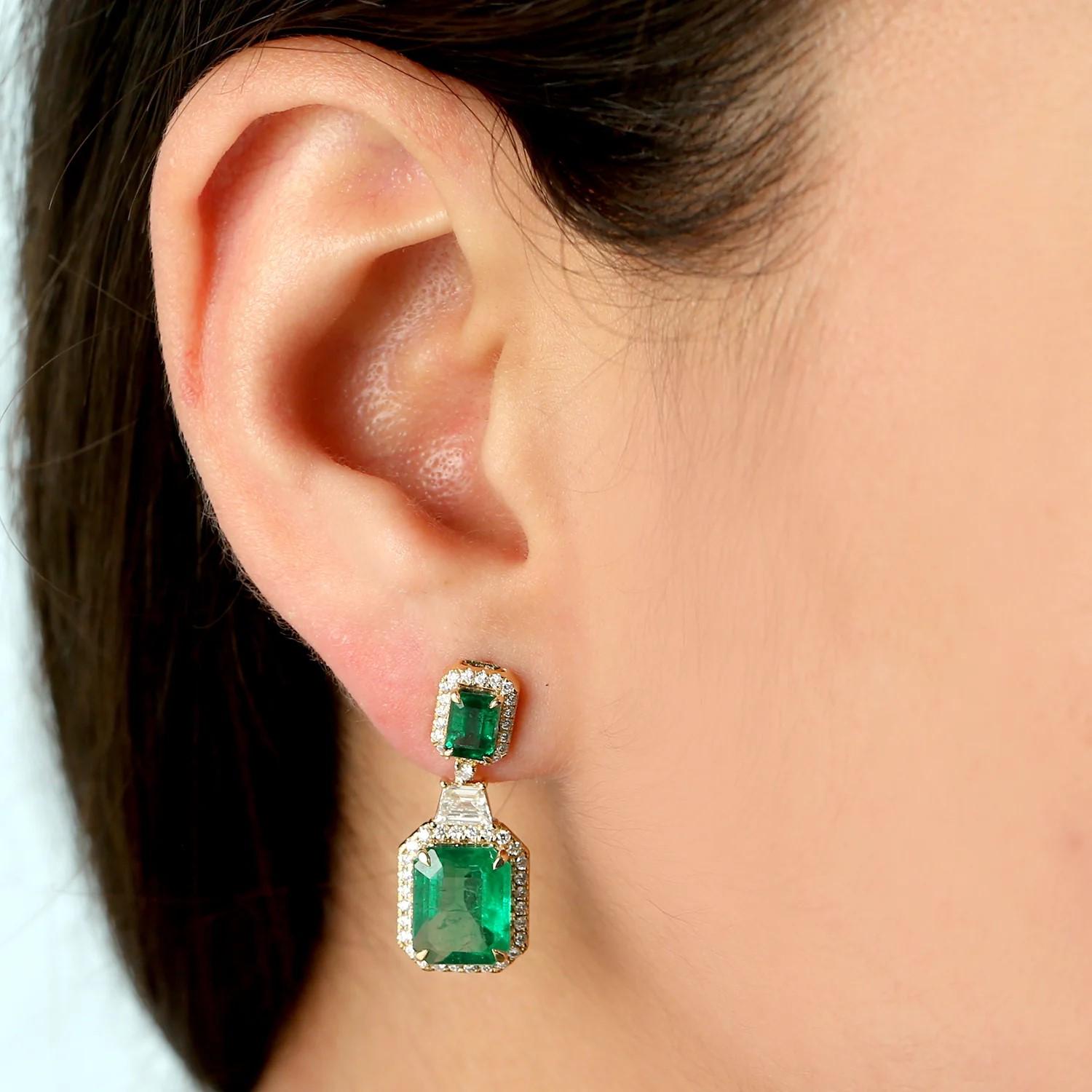 Meghna Jewels 7,57 Karat sambischer Smaragd 18 Karat Gold Diamant-Ohrringe (Smaragdschliff) im Angebot