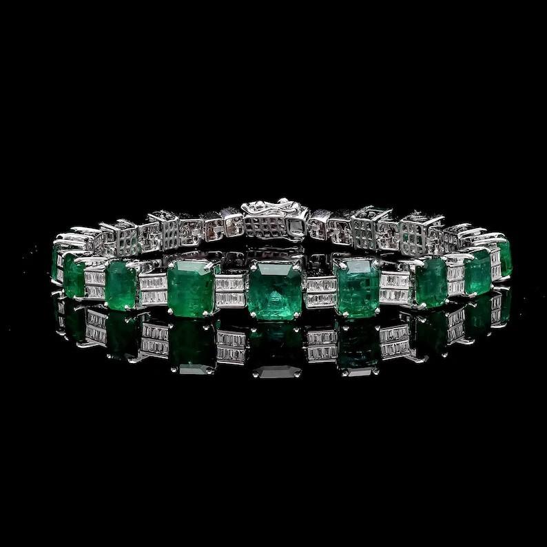 Fundida en oro de 18 quilates, esta exquisita pulsera está engastada con 15,14 quilates de esmeralda y 1,25 quilates de brillantes diamantes. 

SEGUIR MEGHNA JEWELS escaparate para ver la última colección y piezas exclusivas. Meghna Joyas está
