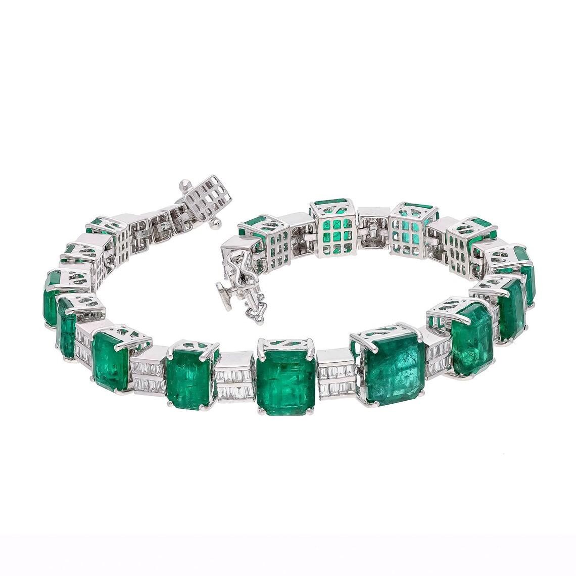 Meghna Jewels Pulsera alterna de oro de 18 quilates con diamantes baguette esmeralda de 15,14 quilates Contemporáneo en venta