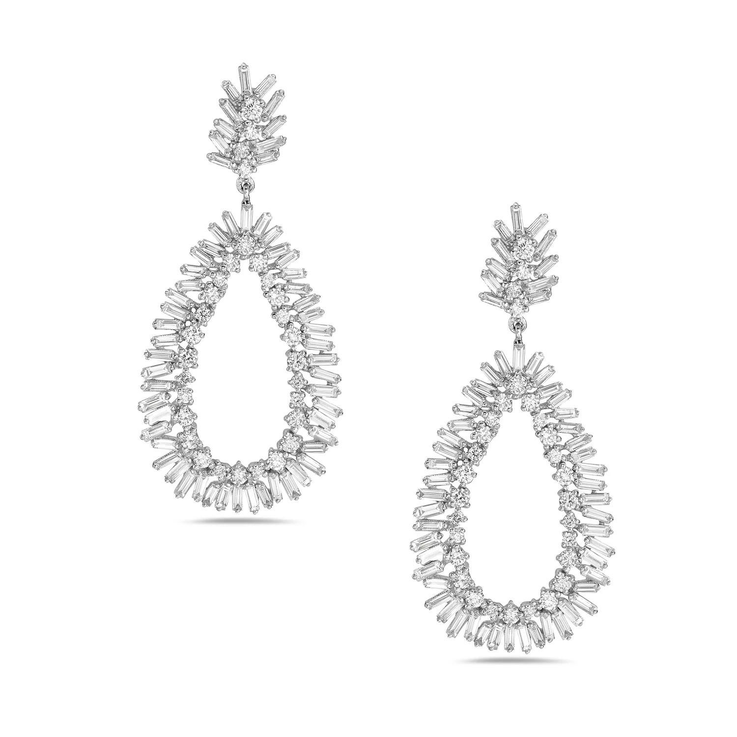 Contemporary Meghna Jewels Baguette Diamond 14 Karat Gold Drop Earrings For Sale