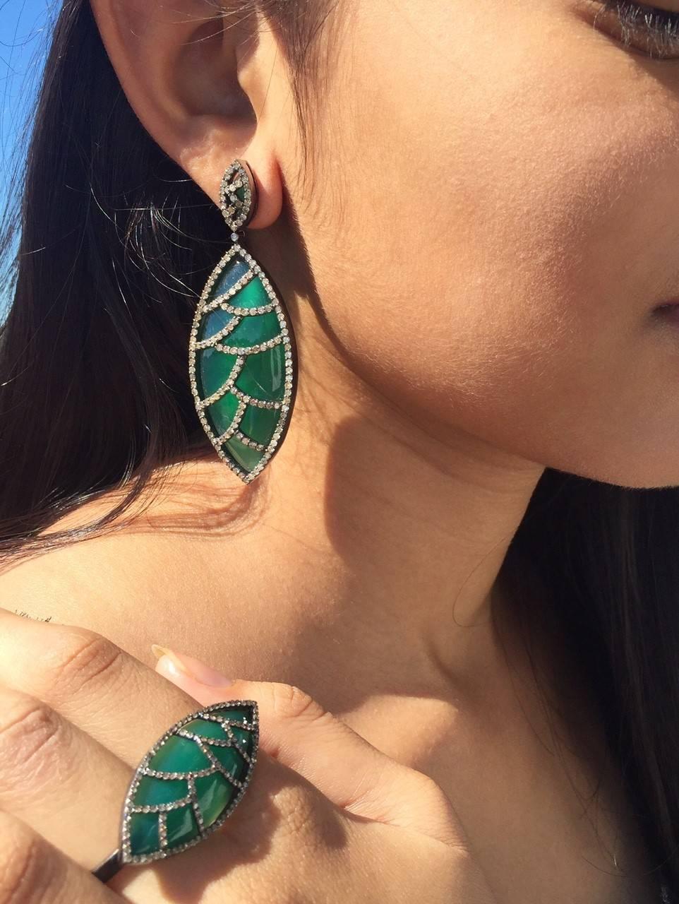 Questi orecchini Bora Bora sono realizzati in oro 18 carati e argento sterling.  È incastonato a mano con 60,25 carati di onice bianca e 4,45 carati di diamanti scintillanti. È disponibile la conversione gratuita in orecchini a clip.

SEGUI  Visita