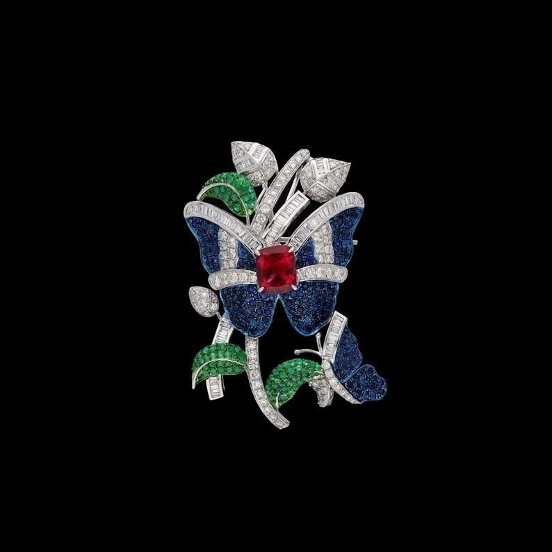 Meghna Jewels Brosche im Art-déco-Stil aus 18 Karat Gold mit Schmetterling, Smaragd, Rubin und Diamant (Kunsthandwerker*in) im Angebot
