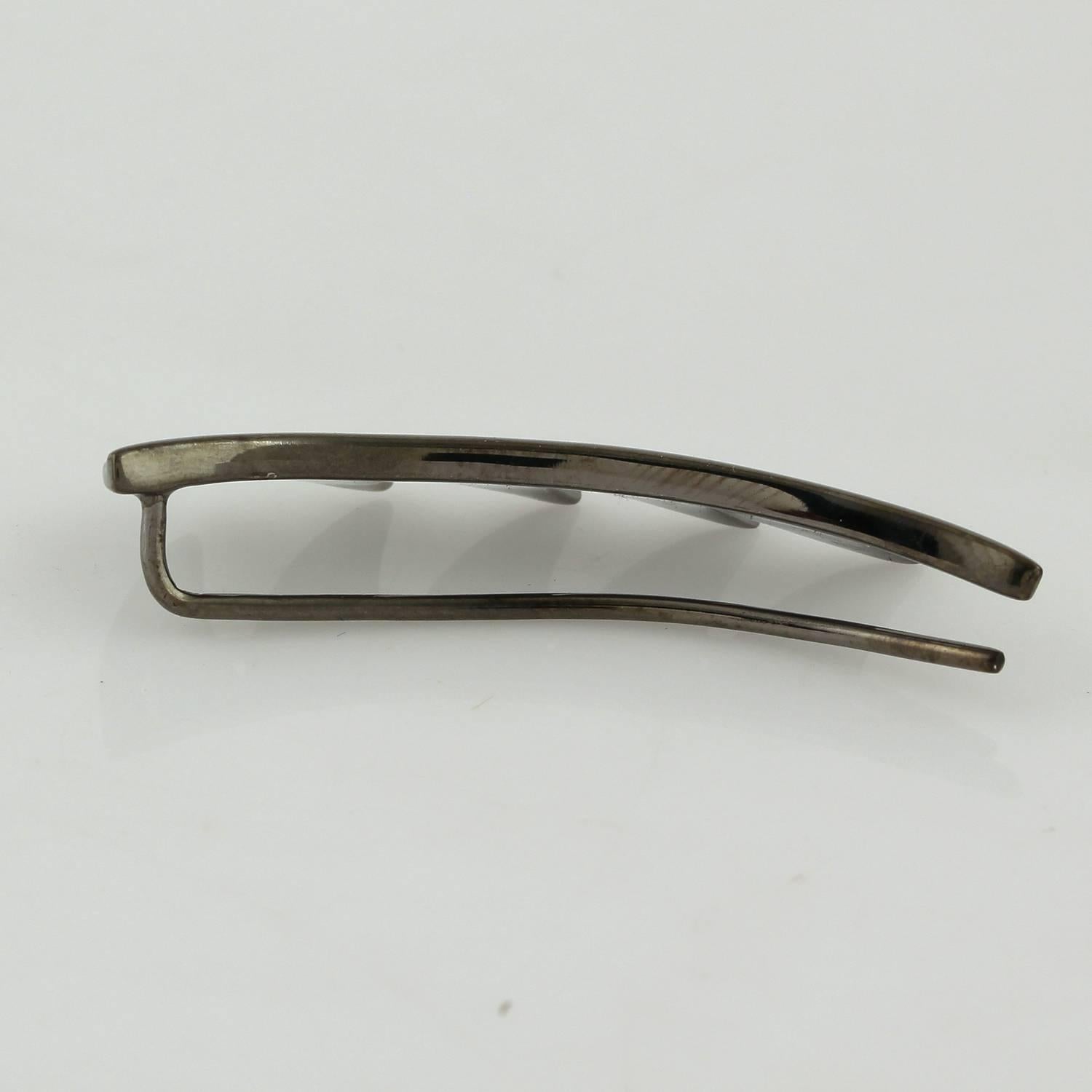 Tu estilo es nítido, llamativo y ultramoderno. Este trepador de orejas sencillo The Claw encaja a la perfección con tu sofisticación segura de ti misma. Los arcos de garras de plata de ley están engastados con brillantes diamantes. El poste se