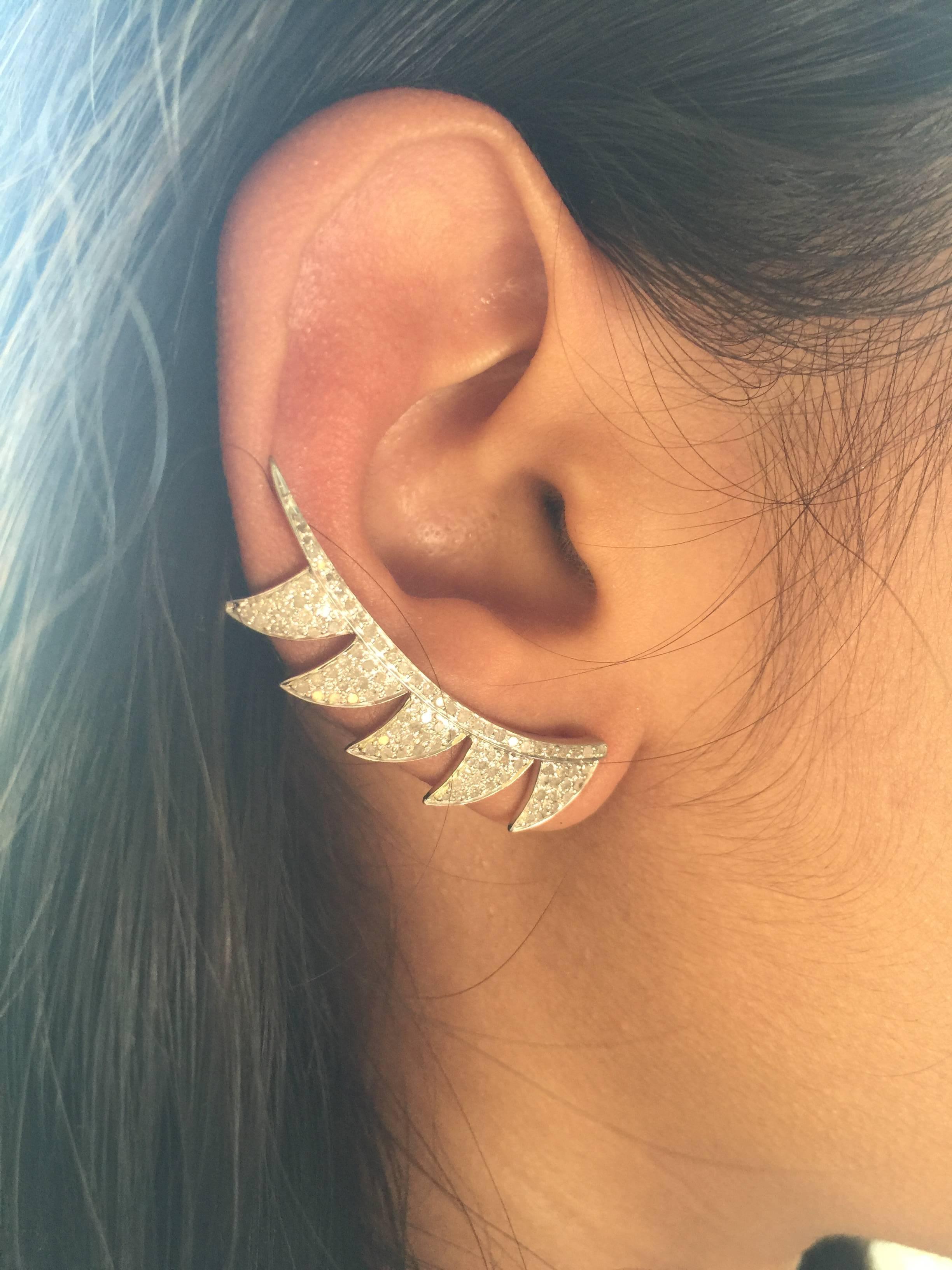 Meghna Jewels Claw Trepador de orejas de diamante negro Contemporáneo en venta