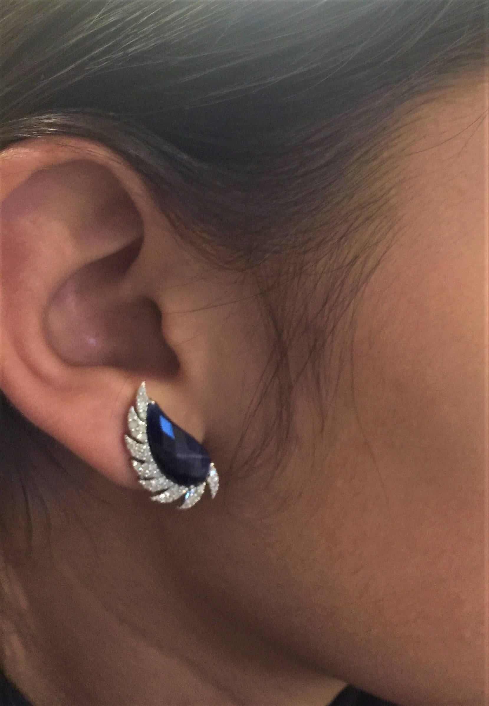 Blauer Saphir Diamant Meghna Jewels Claw Halbmond Ohrstecker  im Zustand „Neu“ im Angebot in Hoffman Estate, IL