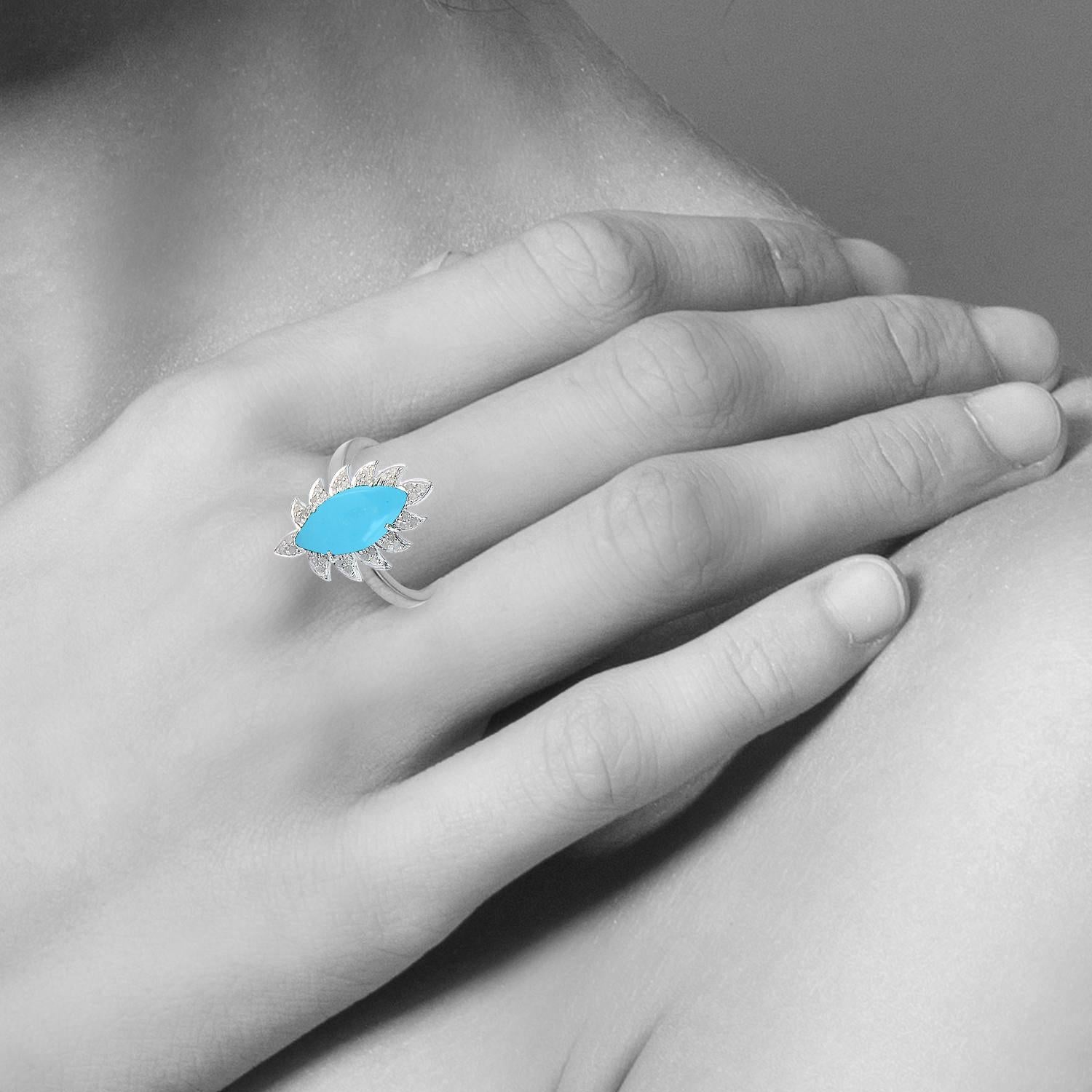 Coulé en or 18K et en argent sterling. Cette magnifique bague marquise est sertie à la main dans une pierre de 7,54 euros  carats de turquoise et .71 carats de diamants. La bague est de taille 7 et peut être redimensionnée en plus grand ou plus