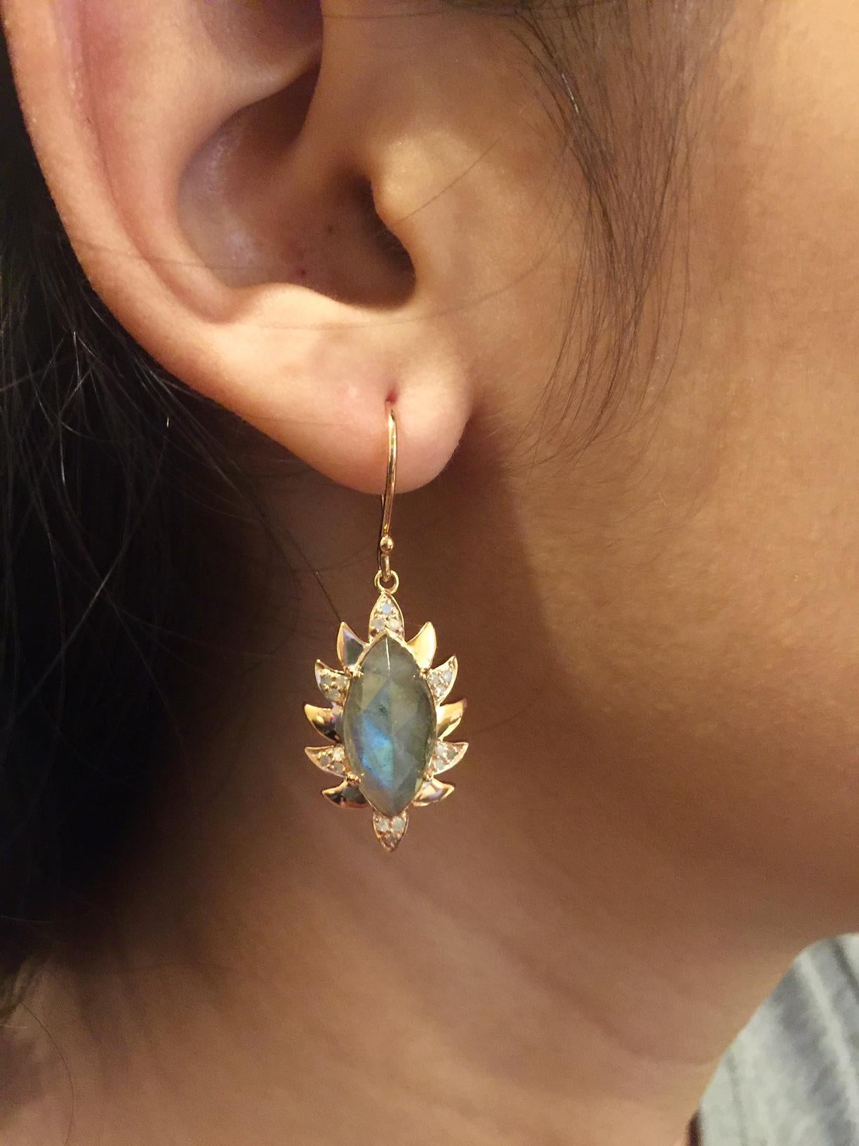 Meghna Jewels Ohrringe, einzelne Tropfen blauer Saphir, Marquise-Diamanten (Marquiseschliff) im Angebot
