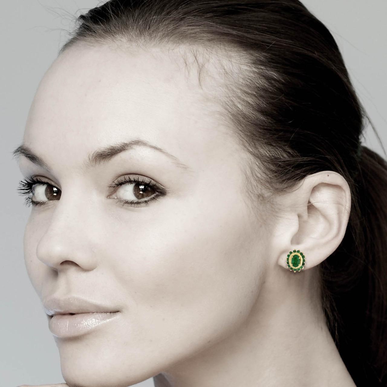Meghna Jewels Emerald 14 Karat Gold Stud Earrings In New Condition For Sale In Hoffman Estate, IL