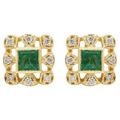 Meghna Jewels, clous d'oreilles carrés en or 14 carats avec émeraudes et diamants