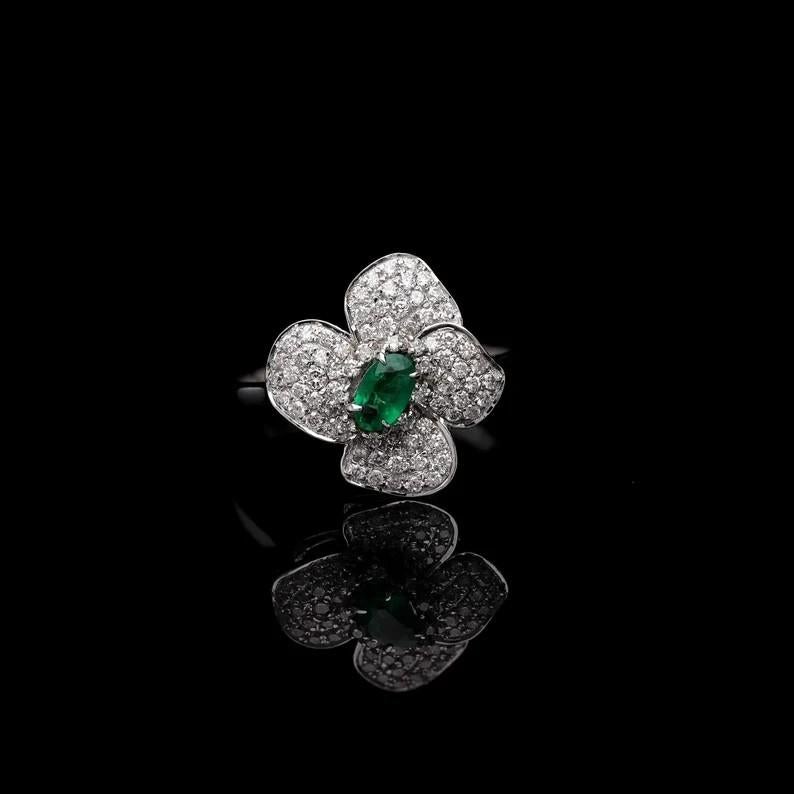 Meghna Jewels Esmeralda Diamante Oro 14 Kilates Anillo Flor Silvestre Moderno en venta