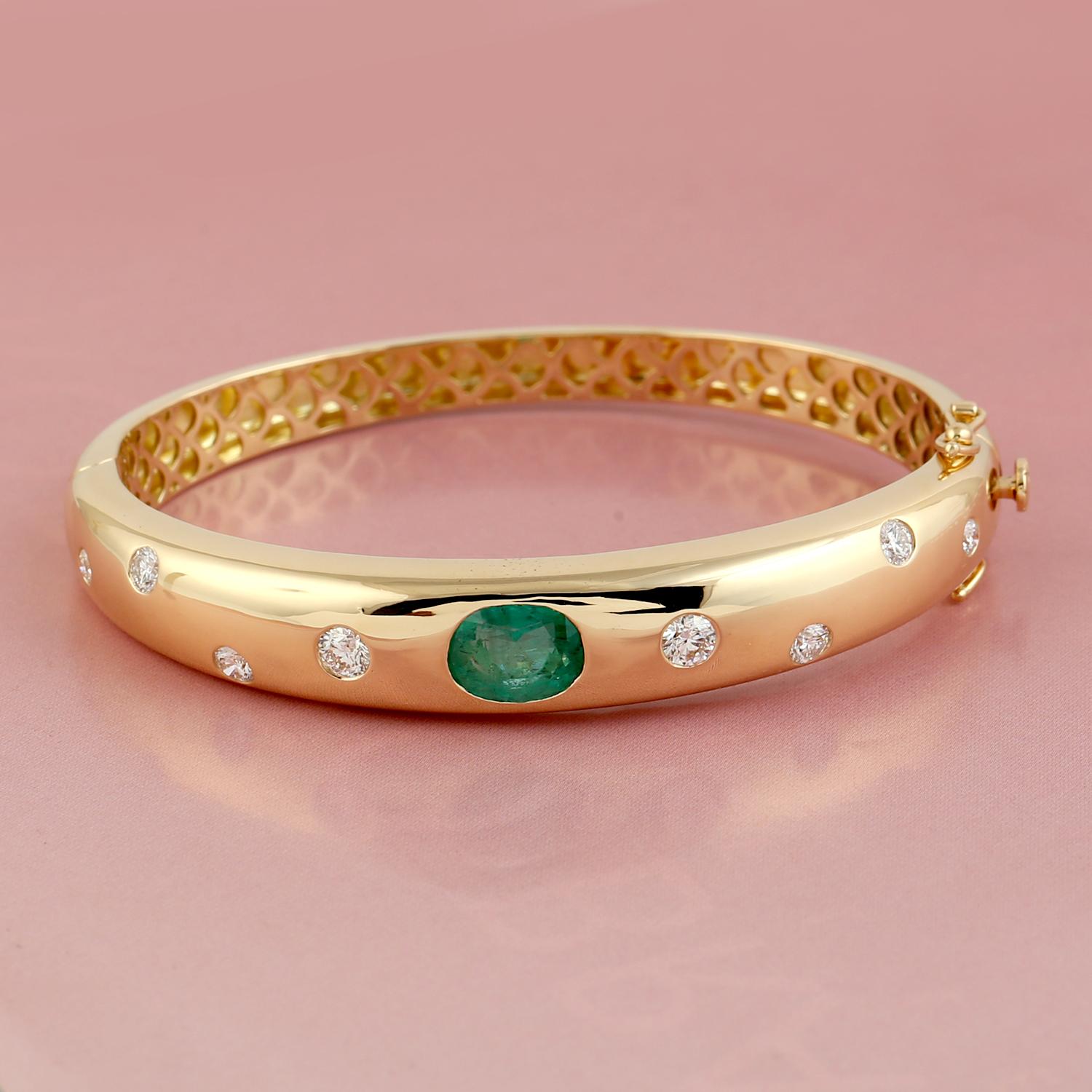 Un superbe bracelet fait à la main en or jaune 14K. Il est serti de 2,05 carats d'émeraude et de 0,97 carats de diamants étincelants. Portez-le seul ou associez-le à vos pièces préférées.

Suivez la vitrine de MEGHNA JEWELS pour découvrir la