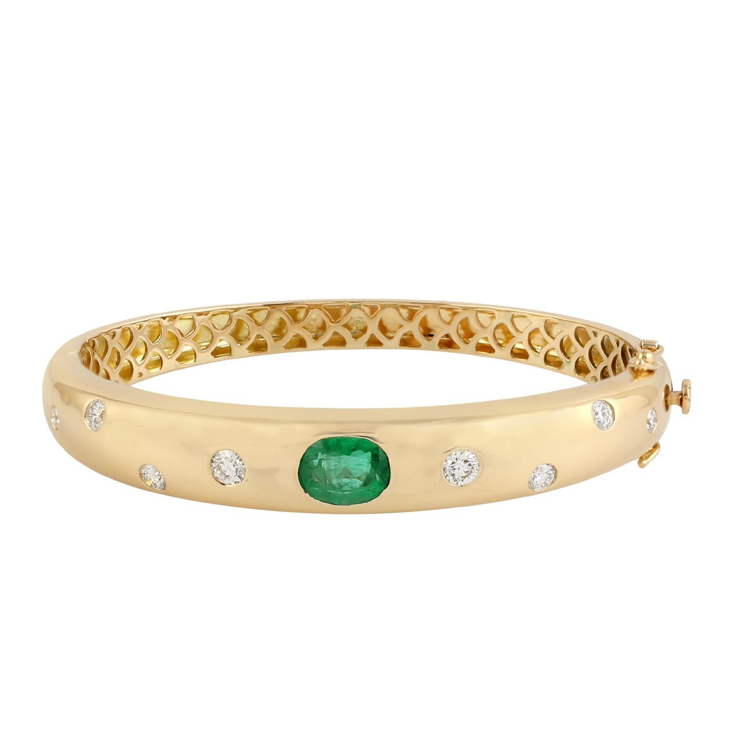 Modern Meghna Jewels Emerald Diamond 14 Karat Yellow Gold Galaxy Bangle Bracelet For Sale