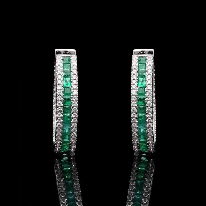 Contemporain Meghna Jewels, créoles en or 18 carats avec émeraudes et diamants en vente