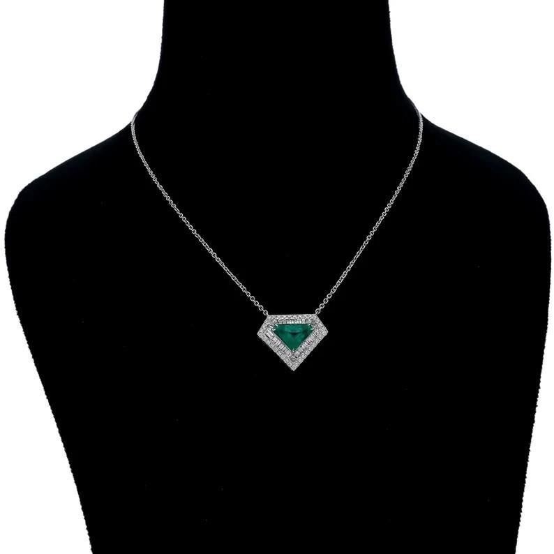 Modern Meghna Jewels Emerald Diamond 18K Gold Pendant Necklace For Sale