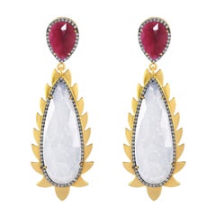 Boucles d'oreilles flamme Meghna en pierre de lune arc-en-ciel, rubis et diamants