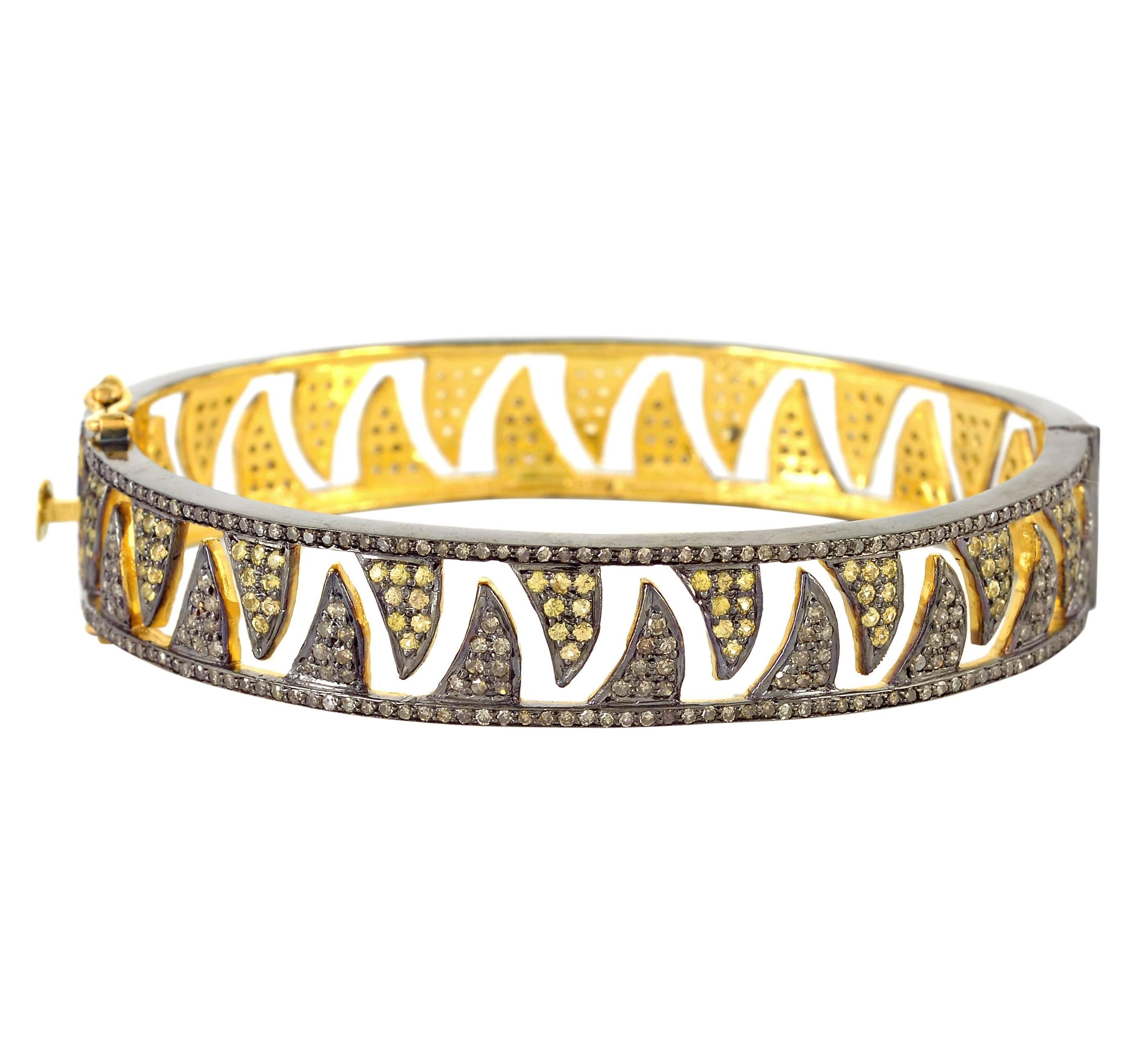 Moderno Bracciale con diamanti e zaffiri The Claw in vendita