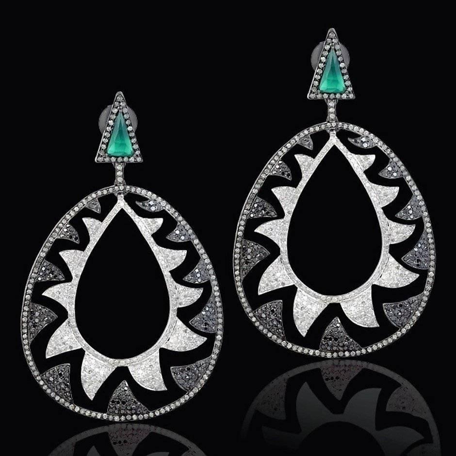 Meghna Jewels Claw Earrings will literally armor you with fierce edge. Cast in 18K gold and sterling silver. These stunning earrings are set in 3.45-carats green chalcedony and illuminated with 6.22 carats black and white diamonds. This pair will