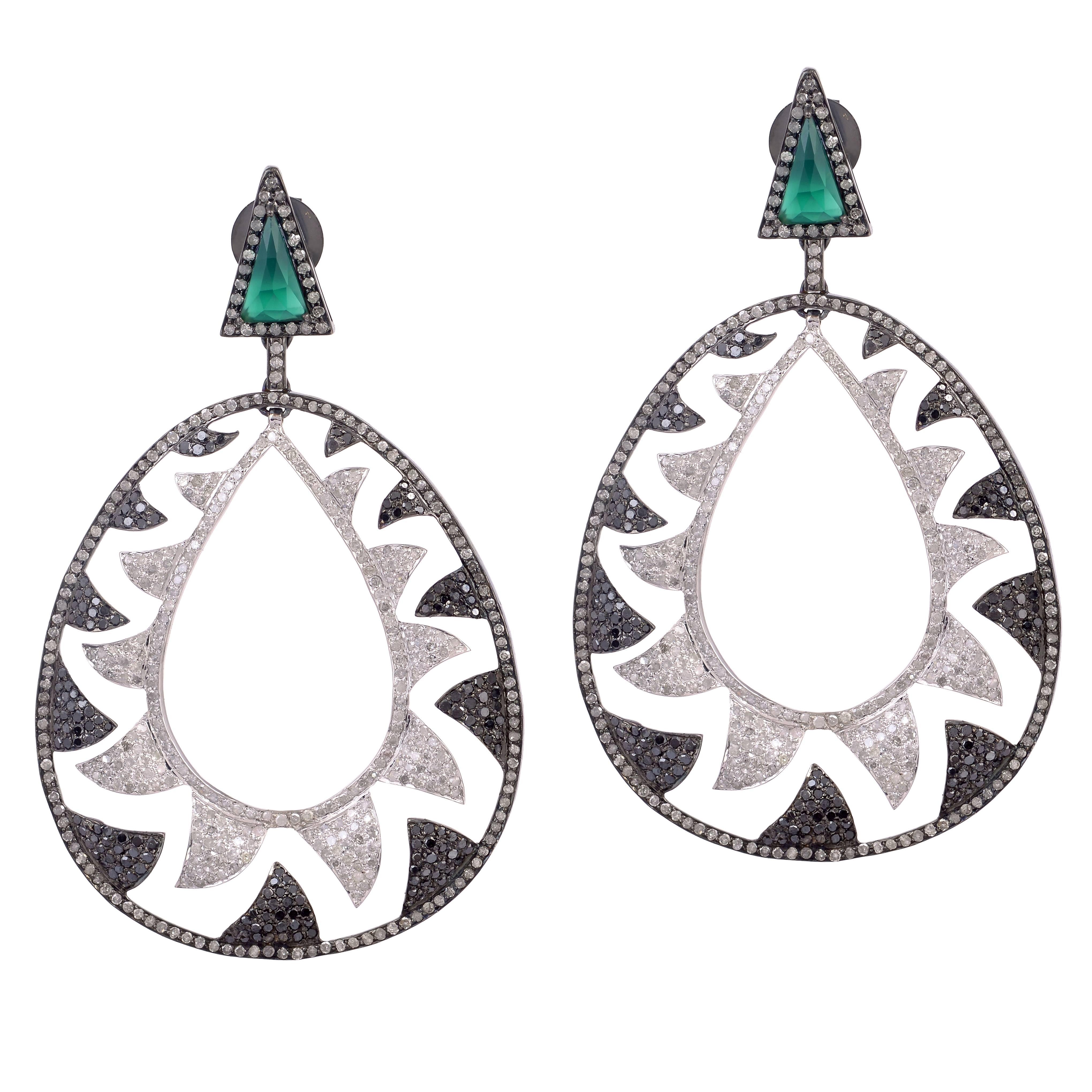 Boucles d'oreilles à griffes imbriquées en diamants noirs et blancs 6,22 