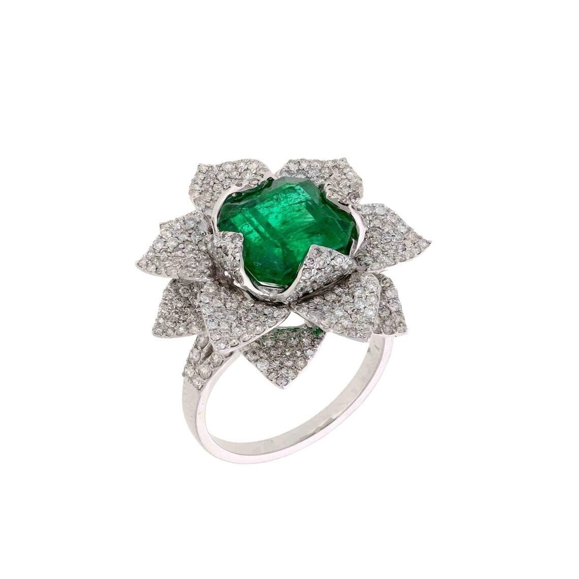 Meghna Jewels 18 Karat Goldring mit 4,35 Karat Smaragd im Achteckschliff und 1,83 Karat Diamant (Moderne) im Angebot