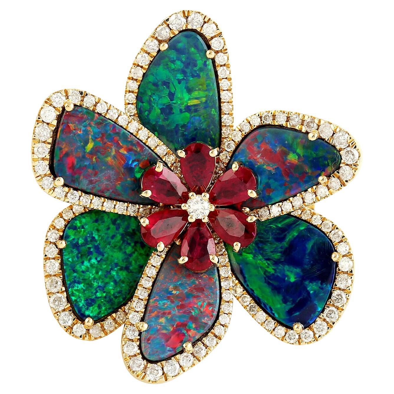 Meghna Jewels Bague à fleurs en or 14 carats avec opale, rubis et diamants en vente